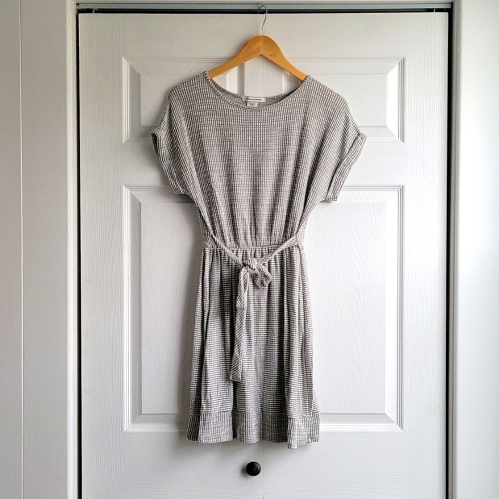 NEW Caution to the Wind Gray & White Patterned Dress with Waist Tie, Size Medium
